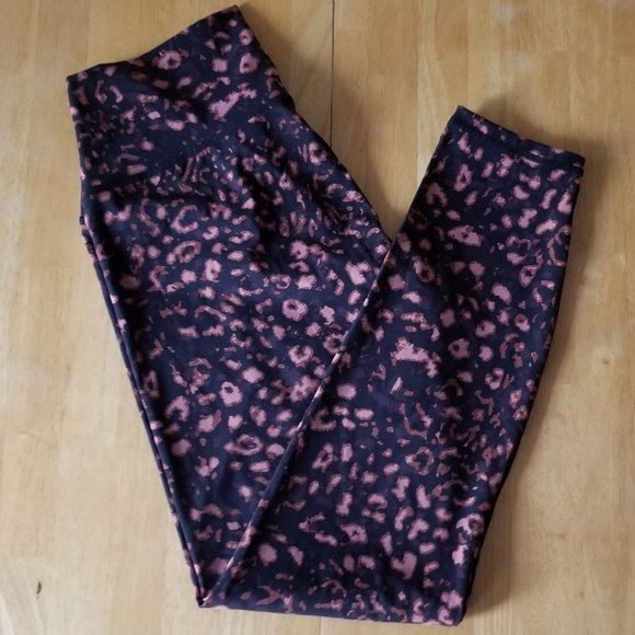 VARLEY Luna 7/8 Workout Leggings in Textured Animal Print - Picture 12 of 13